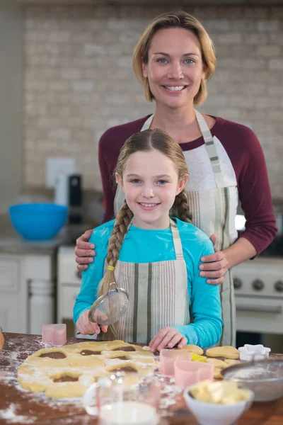 Madre e hija preparando galletas en la cocina — Foto de Stock