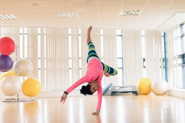 Donna che si allena in palestra — Foto Stock