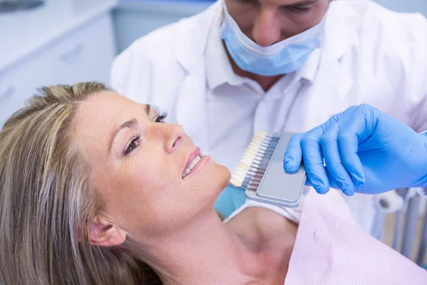 Tandläkaren undersöka patienten — Stockfoto