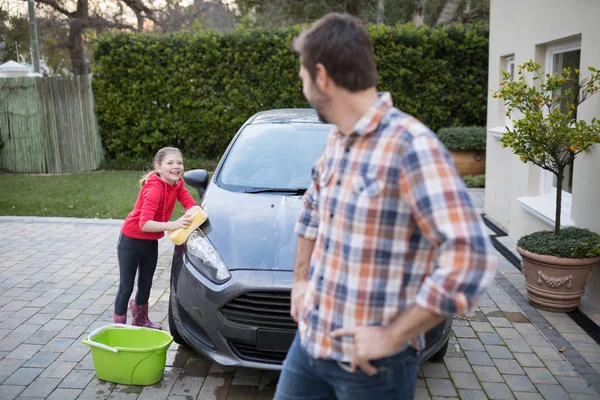 Adolescente y padre lavando un coche — Foto de Stock