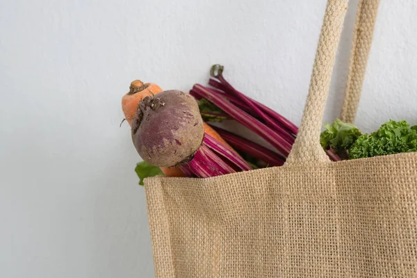Verduras frescas en bolsa de comestibles —  Fotos de Stock