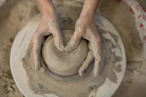 Vrouwelijke potter molding clay — Stockfoto