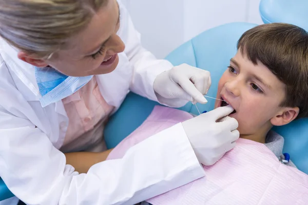 Femme médecin examen garçon bouche — Photo