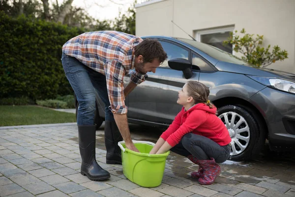 Nastoletnie dziewczyny i ojciec mycie samochodu — Zdjęcie stockowe