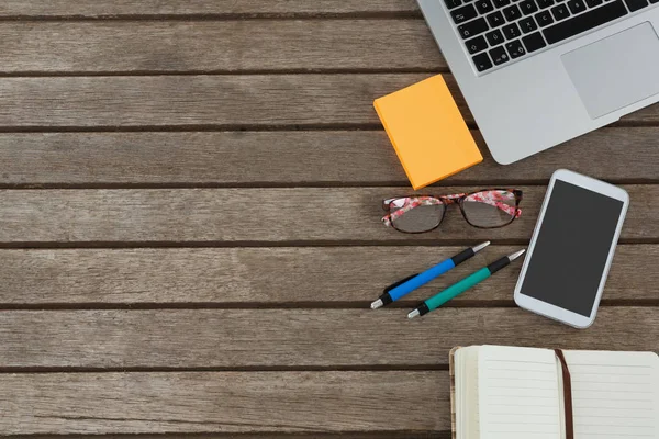 Telefon, Laptop, Stift, Haftnotiz — Stockfoto