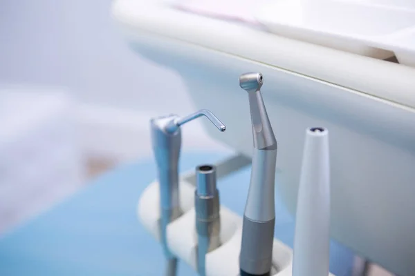 Стоматологическое оборудование в клинике — стоковое фото