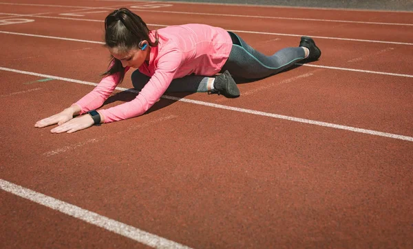 Kadın germe egzersiz gerçekleştirme — Stok fotoğraf