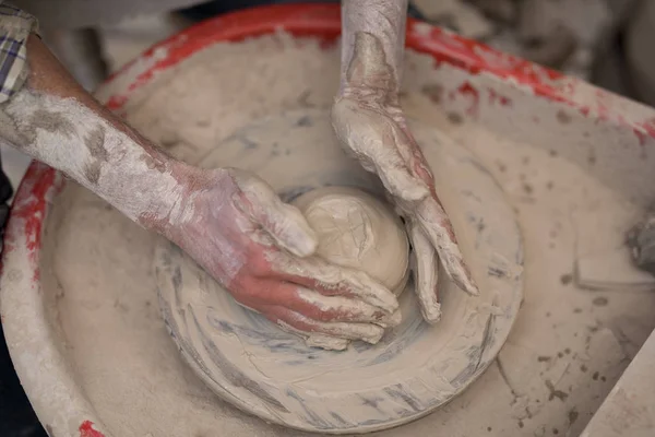 Mannelijke potter molding een klei — Stockfoto