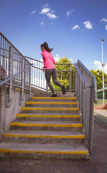 Mulher correndo nas escadas — Fotografia de Stock