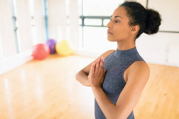Kobieta, wykonując jogi w siłowni — Zdjęcie stockowe