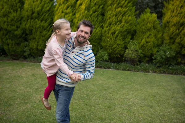 Mädchen tanzt mit den Schultern ihres Vaters — Stockfoto