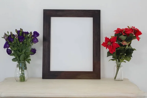 Cadre photo et vase à fleurs sur la table — Photo