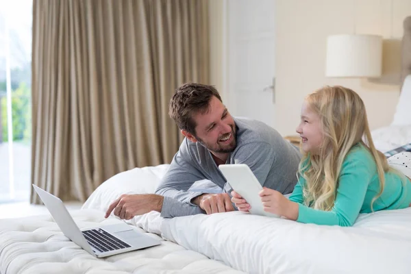Père et fille utilisant ordinateur portable et tablette — Photo