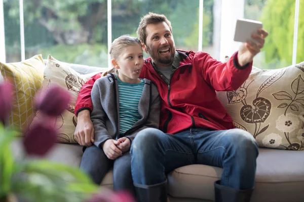 Father and daughter taking a selfie — Stock Photo, Image