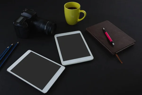 Tableta, café negro, cámara — Foto de Stock