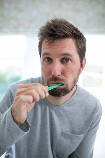 Ο άνθρωπος να βουρτσίζετε τα δόντια στο μπάνιο — Φωτογραφία Αρχείου