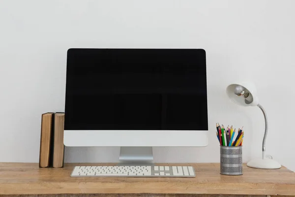 Desktop pc on table, book, lamp — Stock Photo, Image