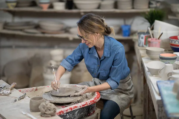 Bayan potter El aracıyla plaka kalıplama — Stok fotoğraf