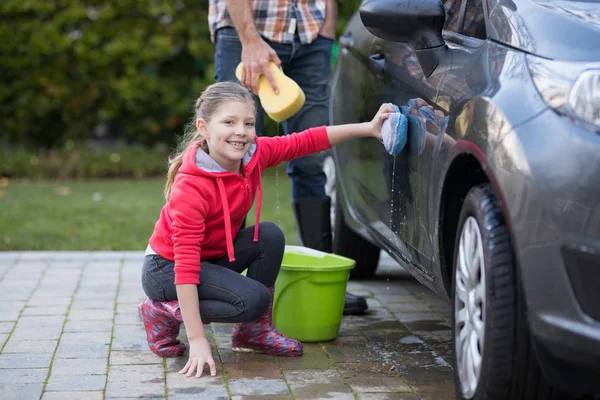 Teenager-Mädchen wäscht an sonnigem Tag ein Auto — Stockfoto