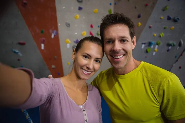 Sportovci v pohotovosti stěne ve fitness klubu — Stock fotografie