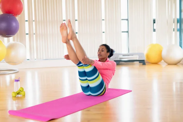 Donna che si allena in palestra — Foto Stock