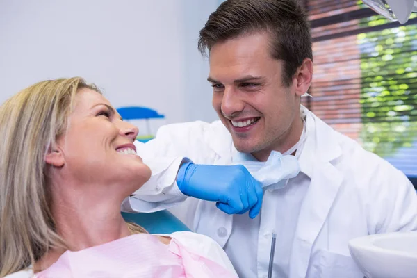 Cheerful patient looking at dentist — Stock Photo, Image