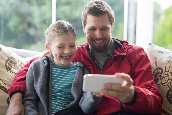 Vader en dochter met mobilephone — Stockfoto