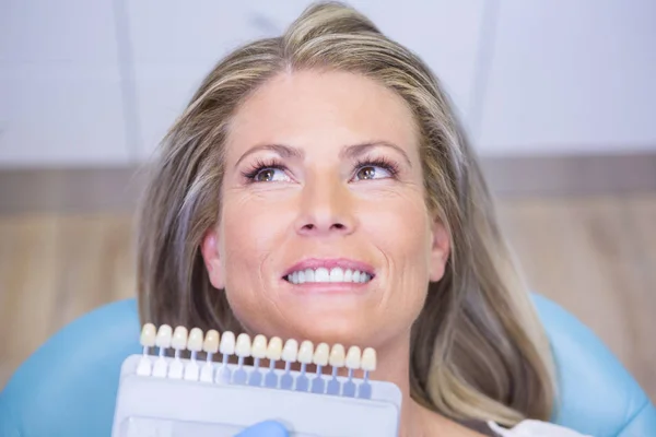 Extremo perto médico segurando dente — Fotografia de Stock