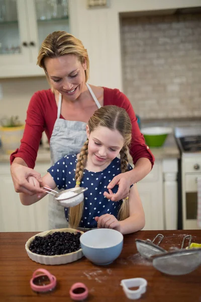 Mutter und Tochter bereiten blauen Beerenkuchen zu — Stockfoto