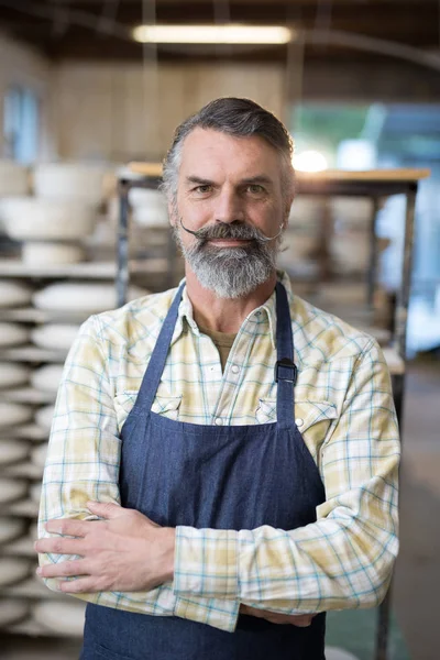 Alfarero macho de pie con los brazos cruzados — Foto de Stock