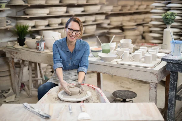 Ceramista femminile che modella un'argilla — Foto Stock