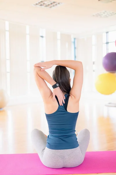 Kadın spor salonunda Yoga gerçekleştirme — Stok fotoğraf