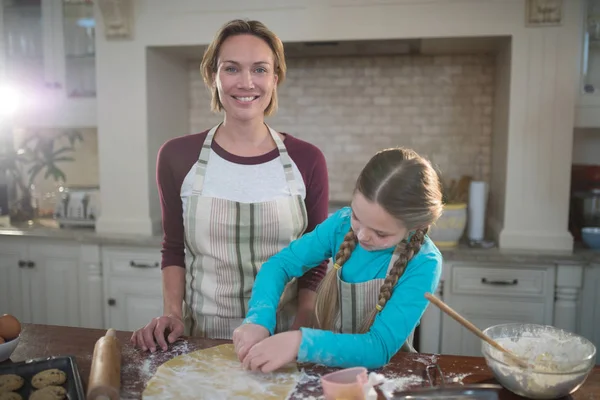 Mutter und Tochter bereiten in Küche Plätzchen zu — Stockfoto