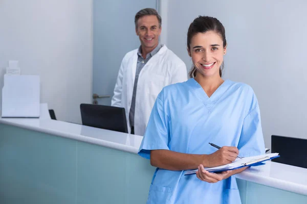 Läkarna står mot väggen vid kliniken — Stockfoto