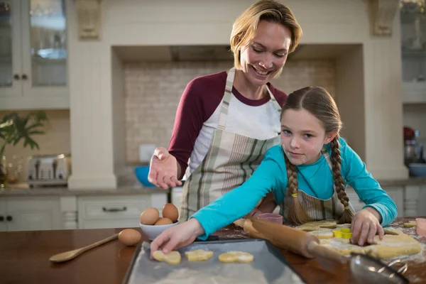 Мать и дочь готовят печенье на кухне — стоковое фото