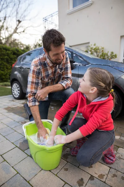 Adolescente e pai lavando um carro — Fotografia de Stock