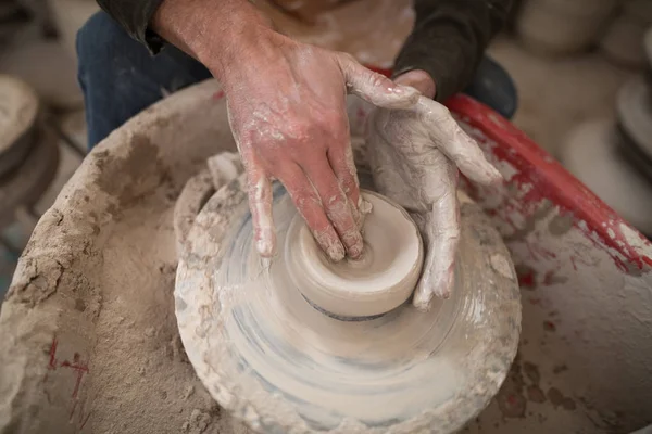 Manliga potter gjutning en lera — Stockfoto