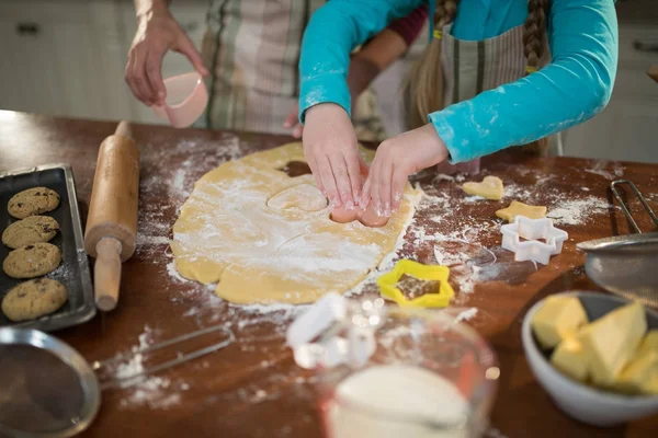 Anne ve kızı mutfakta kurabiye hazırlıyorlar. — Stok fotoğraf