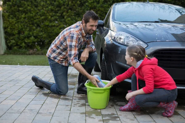 Adolescente y padre lavando un coche — Foto de Stock