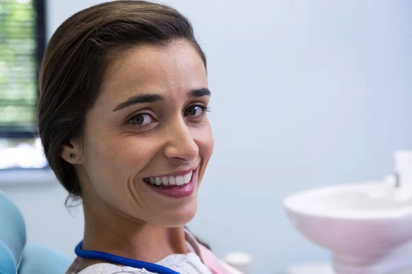 Женщина улыбается стоматологической клинике — стоковое фото