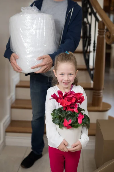 Père et fille ouvrant des boîtes en carton — Photo