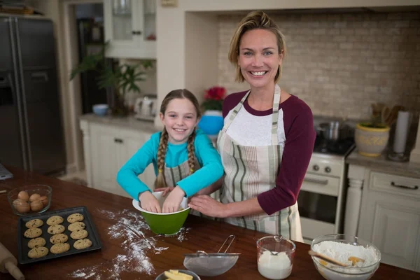 Mor och dotter förbereder kakor — Stockfoto