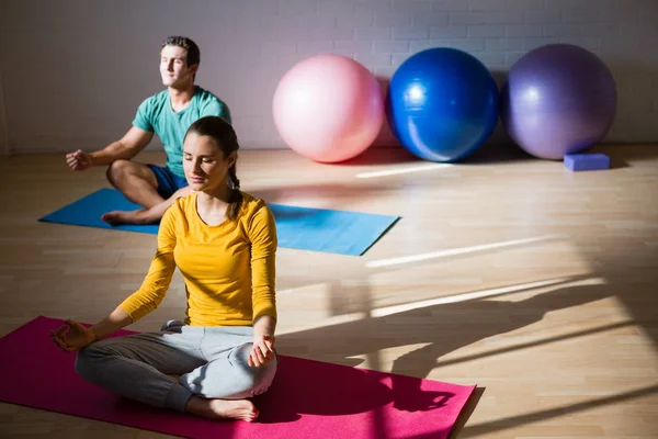 Gente meditando en el club de salud de posición de loto — Foto de Stock