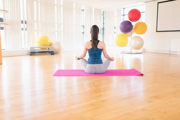 Femme effectuant du yoga dans la salle de gym — Photo