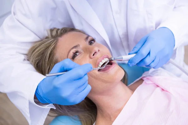 Dentista sosteniendo espejo en ángulo —  Fotos de Stock