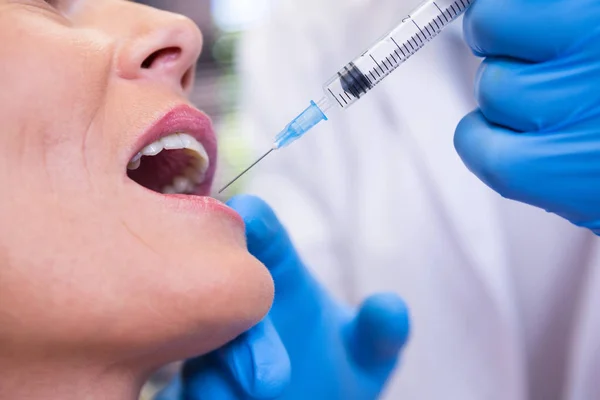 Diş hekimi holding şırınga hasta tarafından — Stok fotoğraf