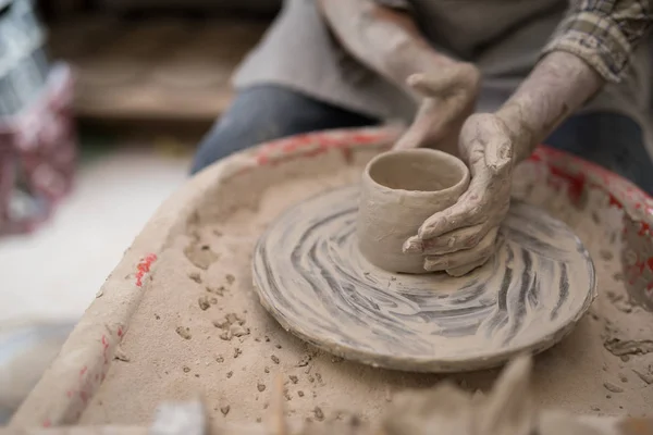 Mužské potter tvarování hlíny — Stock fotografie