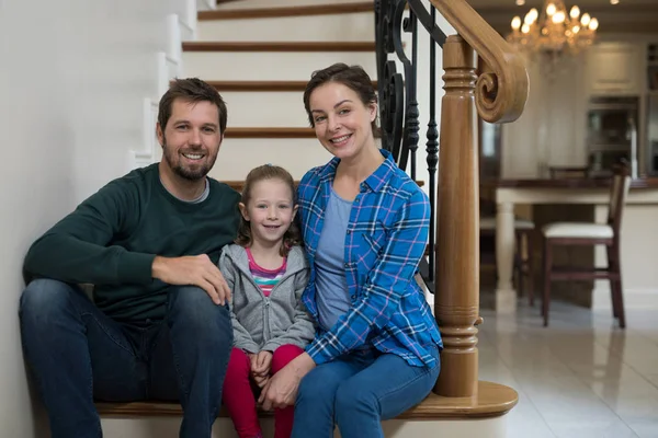 Rodiče a dcera seděla na schodech — Stock fotografie