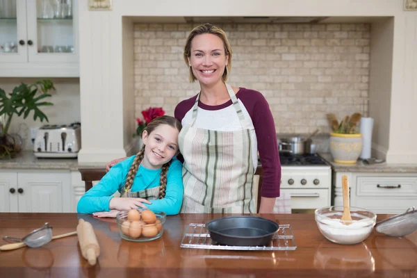 Mère et fille dans la cuisine — Photo