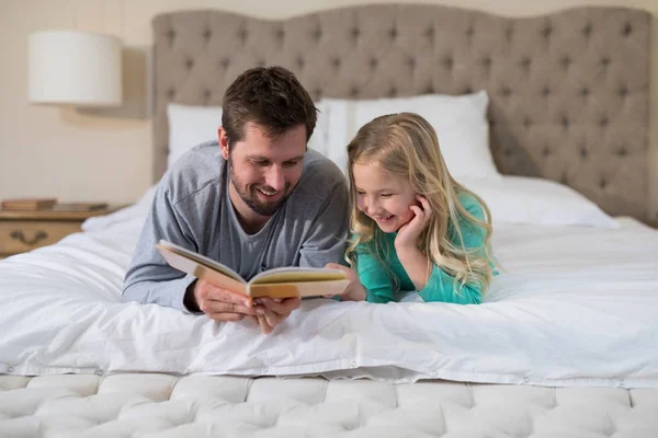 Pai e filha lendo um livro — Fotografia de Stock